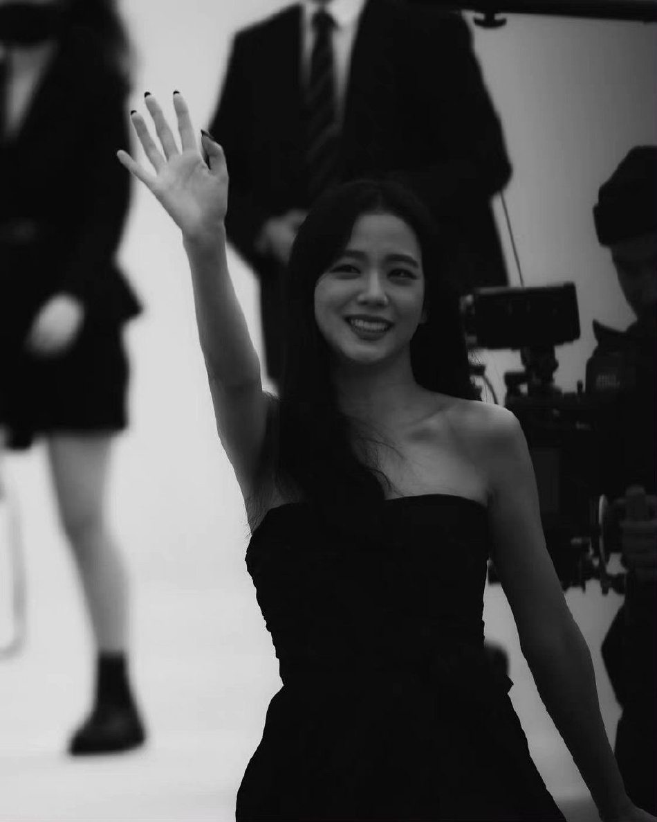 组图：BLACKPINK金智秀穿黑色抹胸裙看秀 挥手打招呼笑容灿烂
