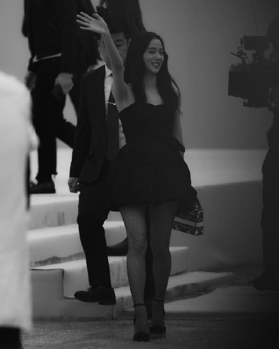 组图：BLACKPINK金智秀穿黑色抹胸裙看秀 挥手打招呼笑容灿烂