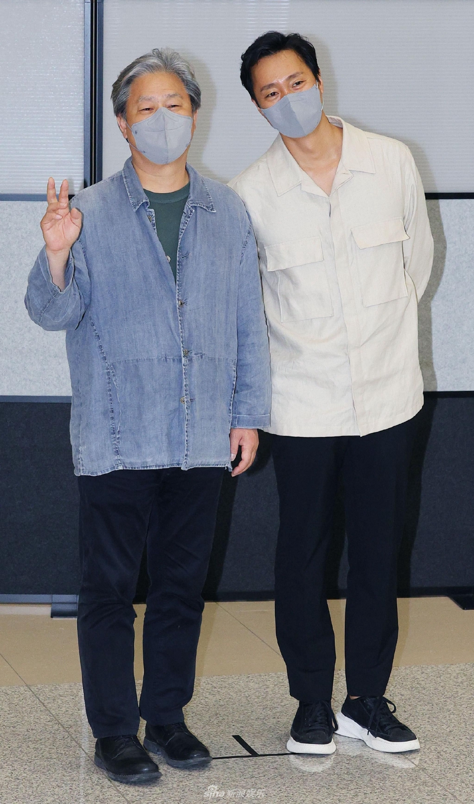 組圖：樸贊鬱戛納獲獎後抵達韓國仁川機場 直言希望湯唯拿影后