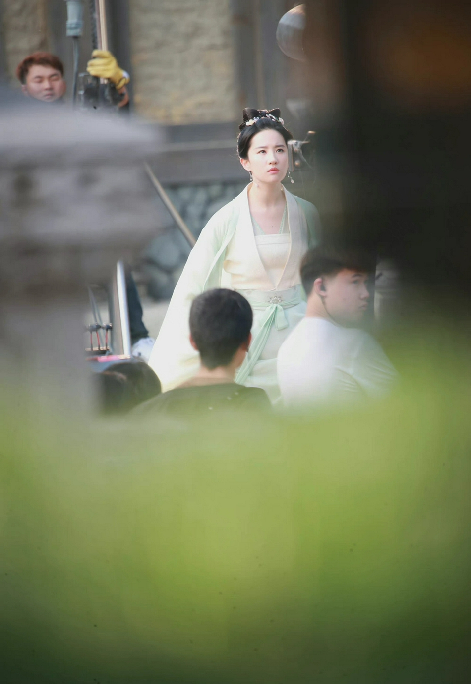 组图：刘亦菲《梦华录》曝新路透白色披肩造型仙气十足第4张图片