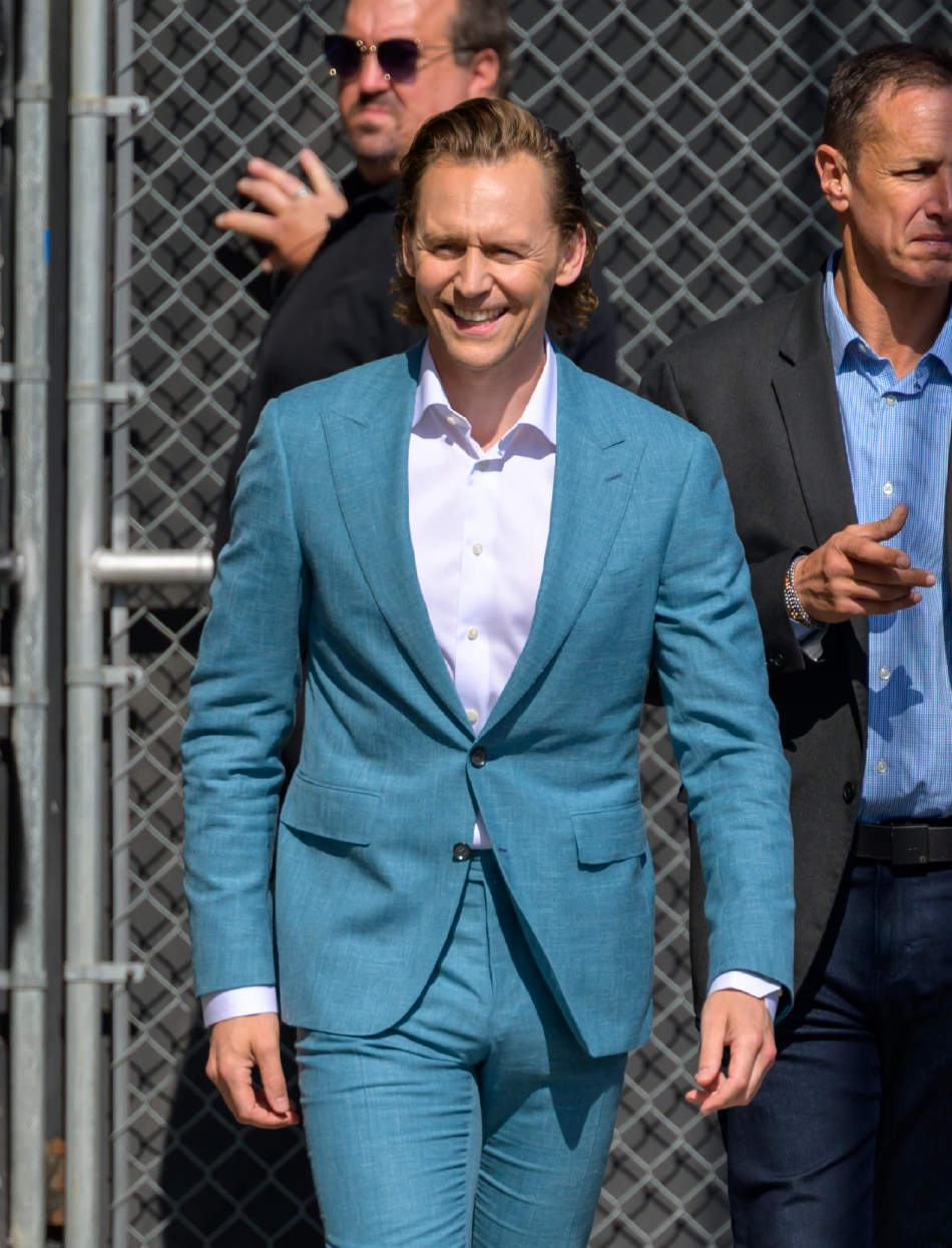 组图抖森前往录制吉米秀身着蓝色西装帅气有型