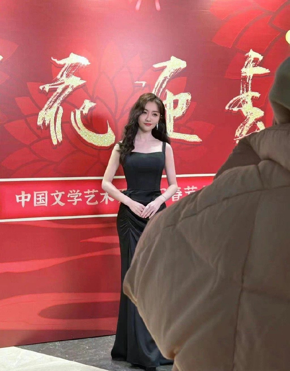 组图：41岁杨蓉生图状态好惊艳 着黑色礼裙面露甜笑好似少女