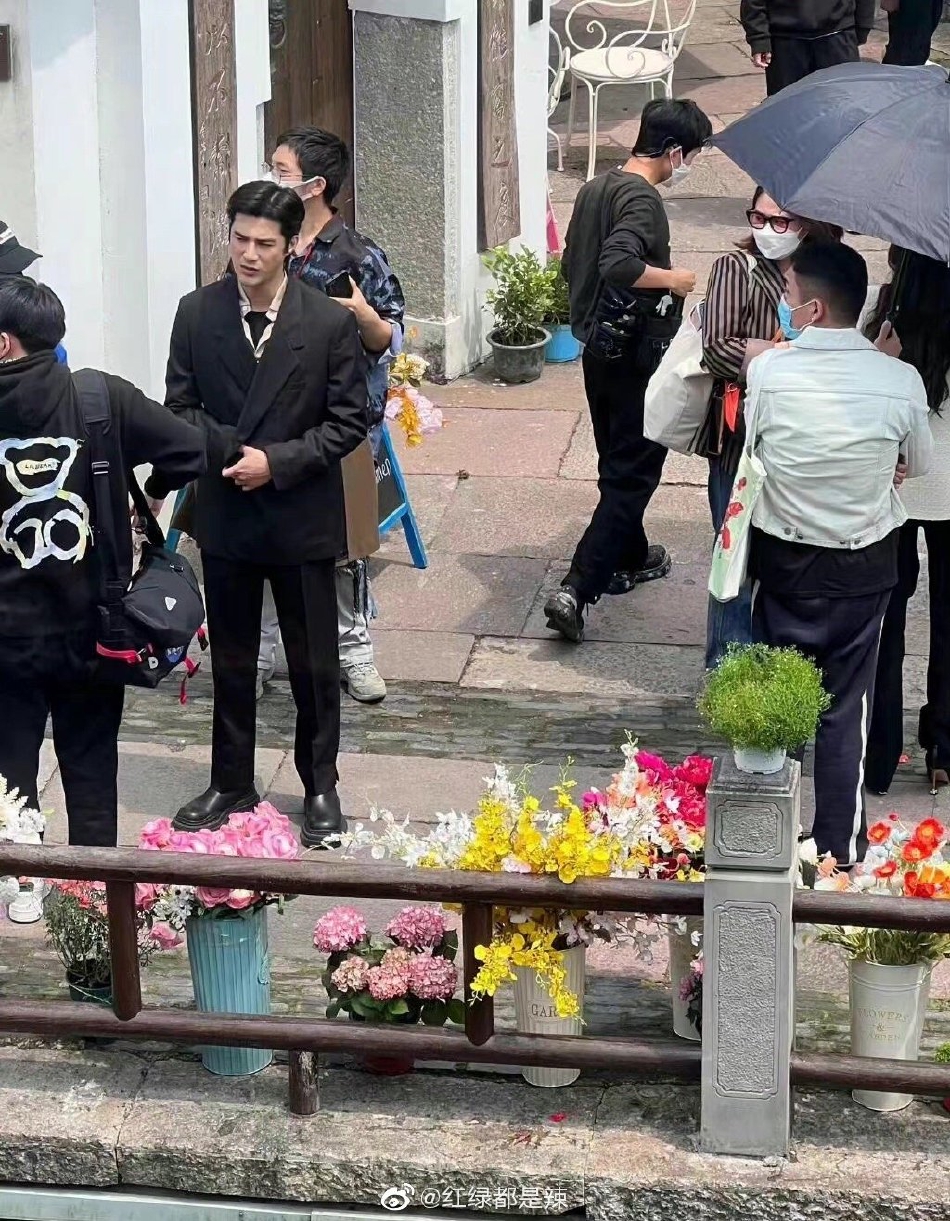 组图：画面养眼！Angelababy姜潮《暮色心约》同框路透曝光第4张图片