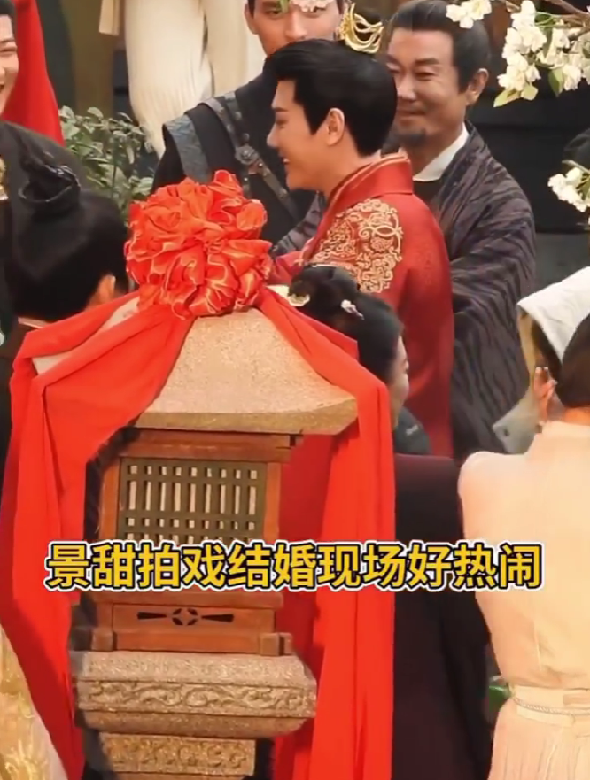 组图:冯绍峰景甜《灼灼风流》大婚路透 礼服造型喜庆气氛热闹