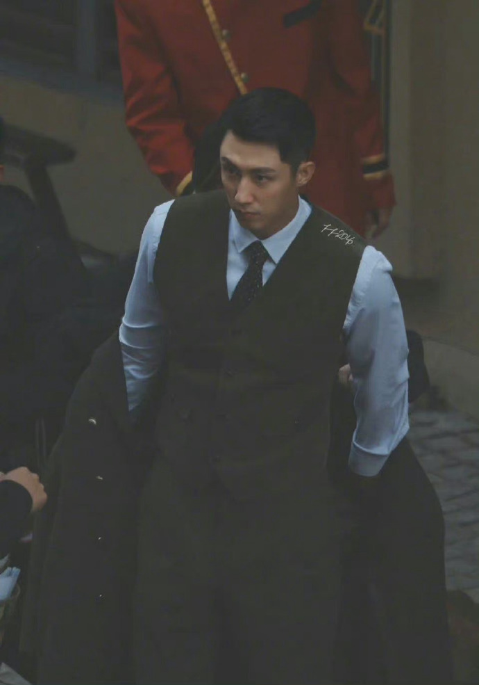 组图：黄景瑜新剧《孤战》新路透西装+大背头造型潇洒帅气