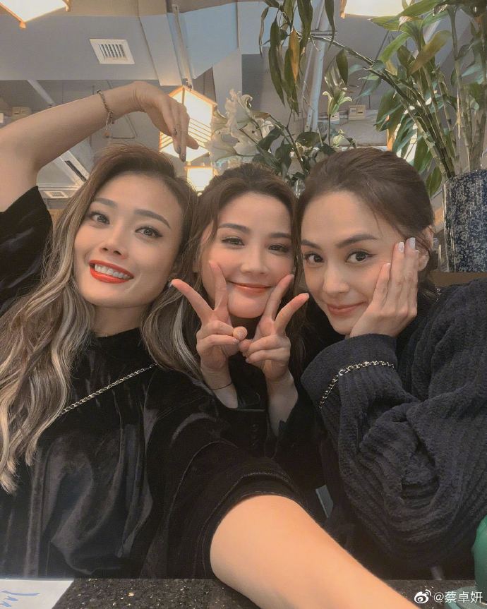 组图:蔡卓妍生日晒十八宫格 与阿娇容祖儿吴谨言等合照幸福满溢_高清