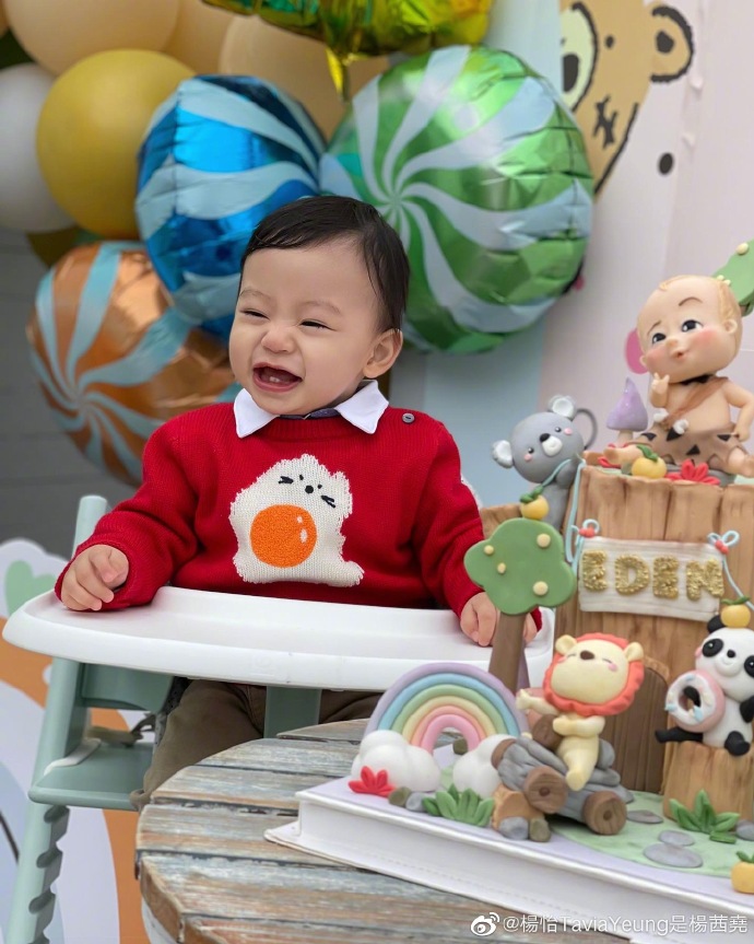 组图：杨茜尧发文为儿子庆祝一岁生日 晒一家四口合照很温馨