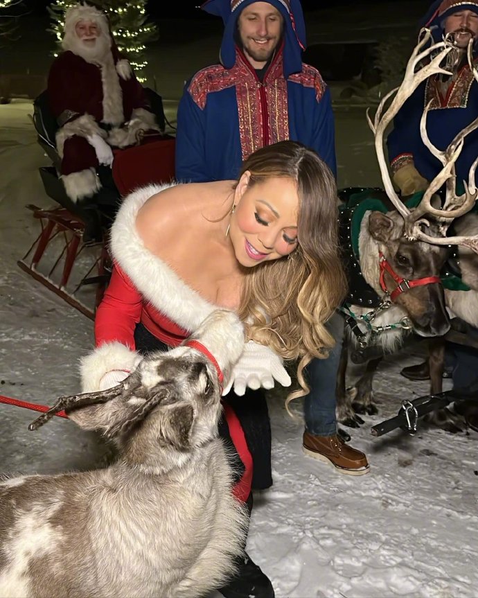 组图：“牛姐”玛丽亚·凯莉晒圣诞美照 与麋鹿合影笑容开心