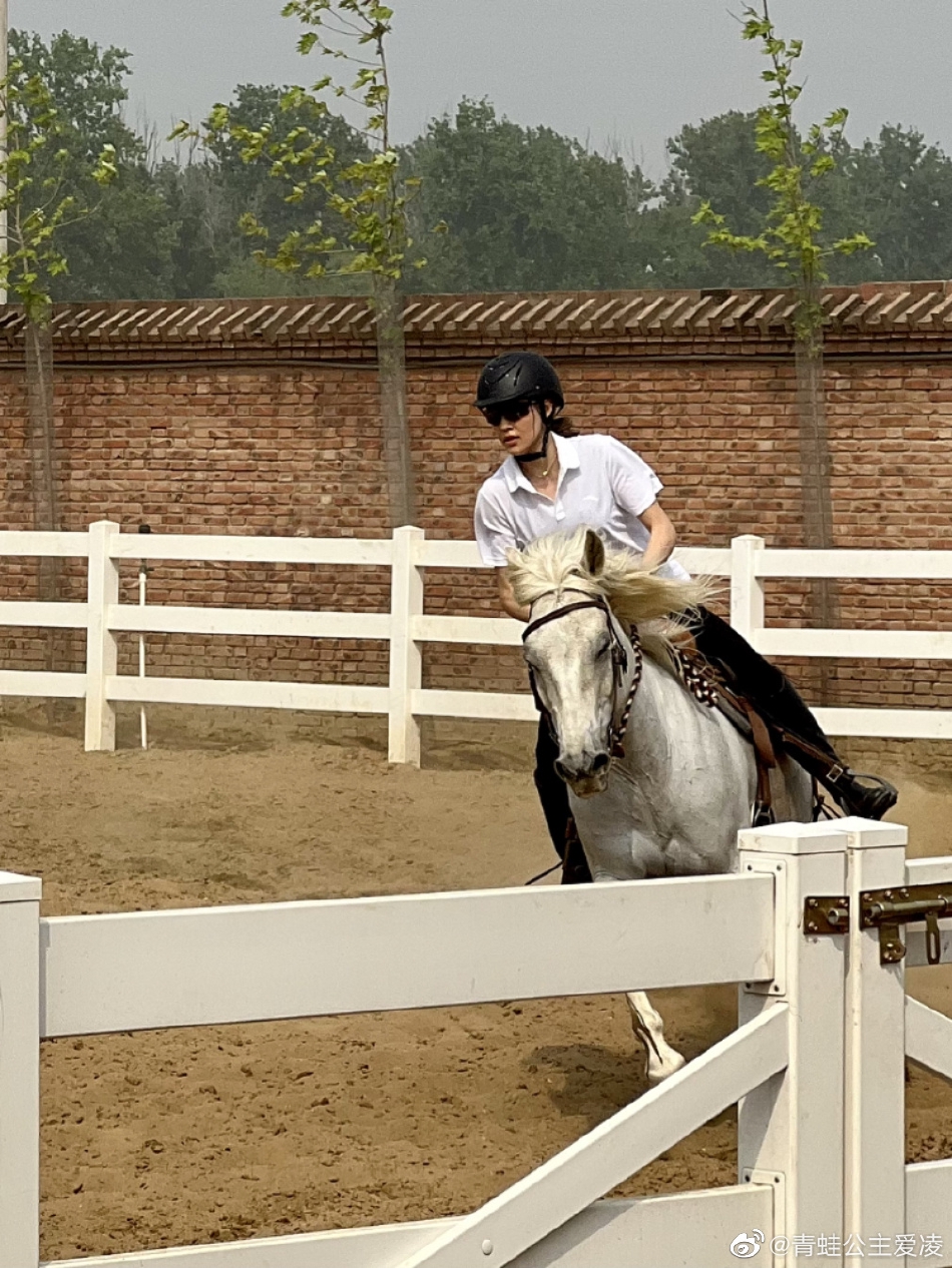 组图：谷爱凌微博晒骑马照穿运动bra秀腹肌马甲线身材优越第3张图片