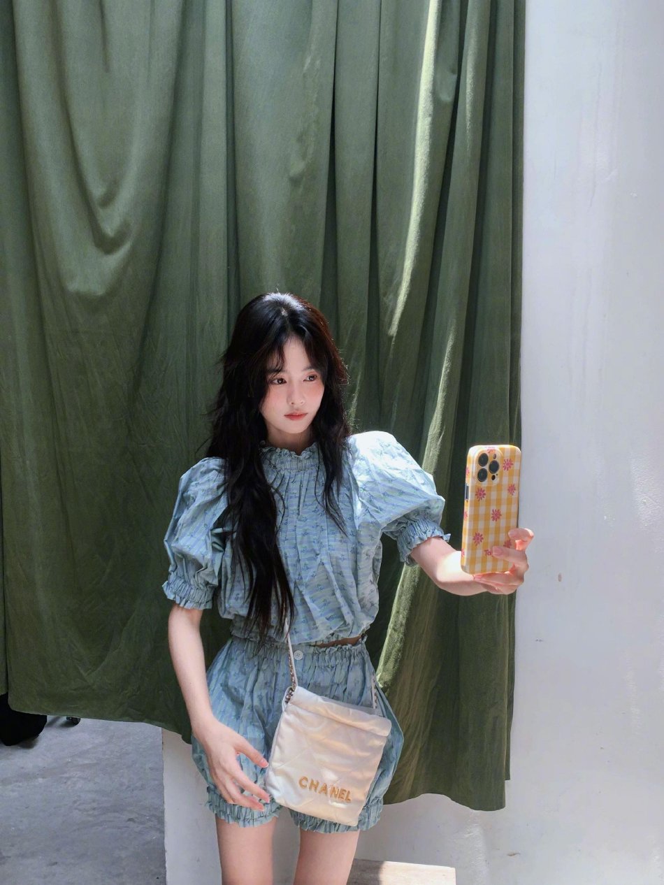 组图:白鹿穿蓝色泡泡袖上衣清爽元气 卷发造型搭配腮红妆抢镜_高清