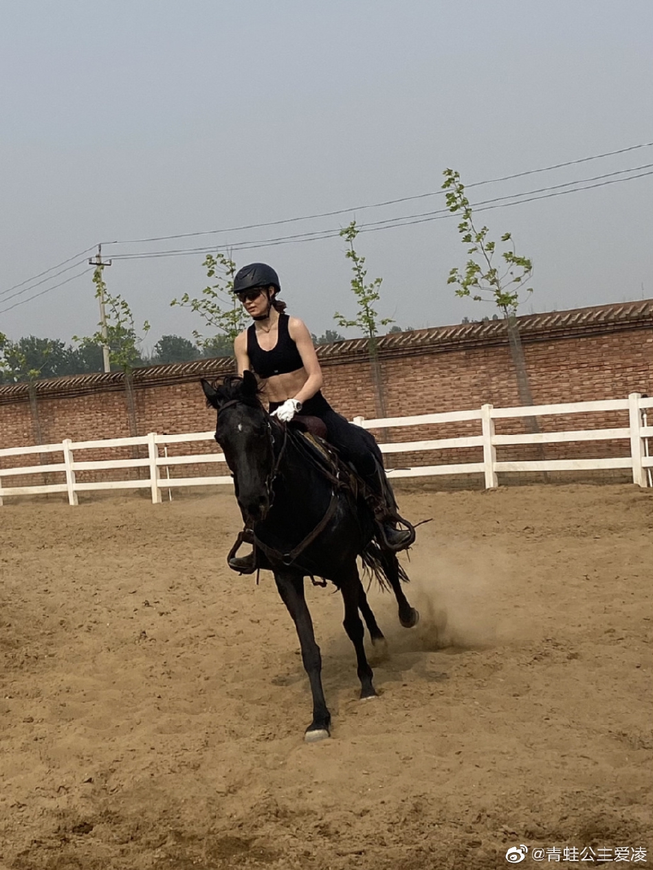 组图：谷爱凌微博晒骑马照穿运动bra秀腹肌马甲线身材优越第2张图片