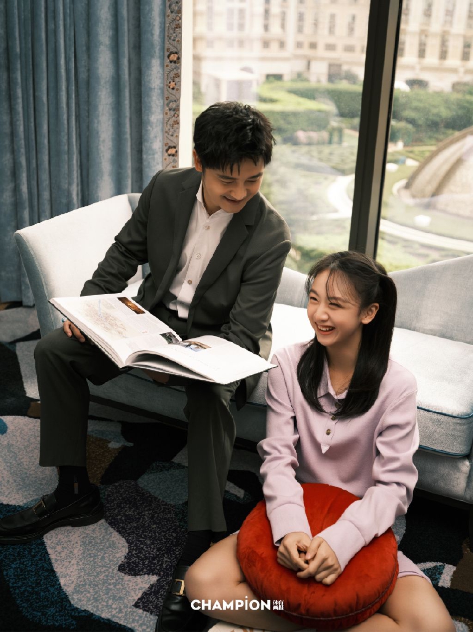 组图:田亮森碟合体拍大片 父女俩花园漫步一起运动享受亲子时光