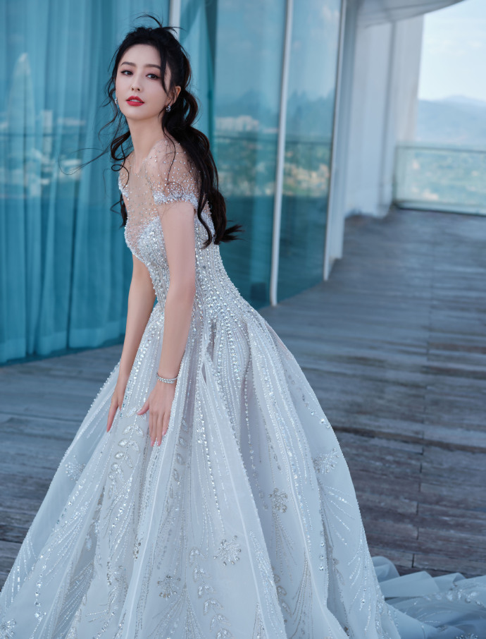 组图：佟丽娅着白色闪钻纱裙身姿曼妙 对镜微微露笑气质优雅