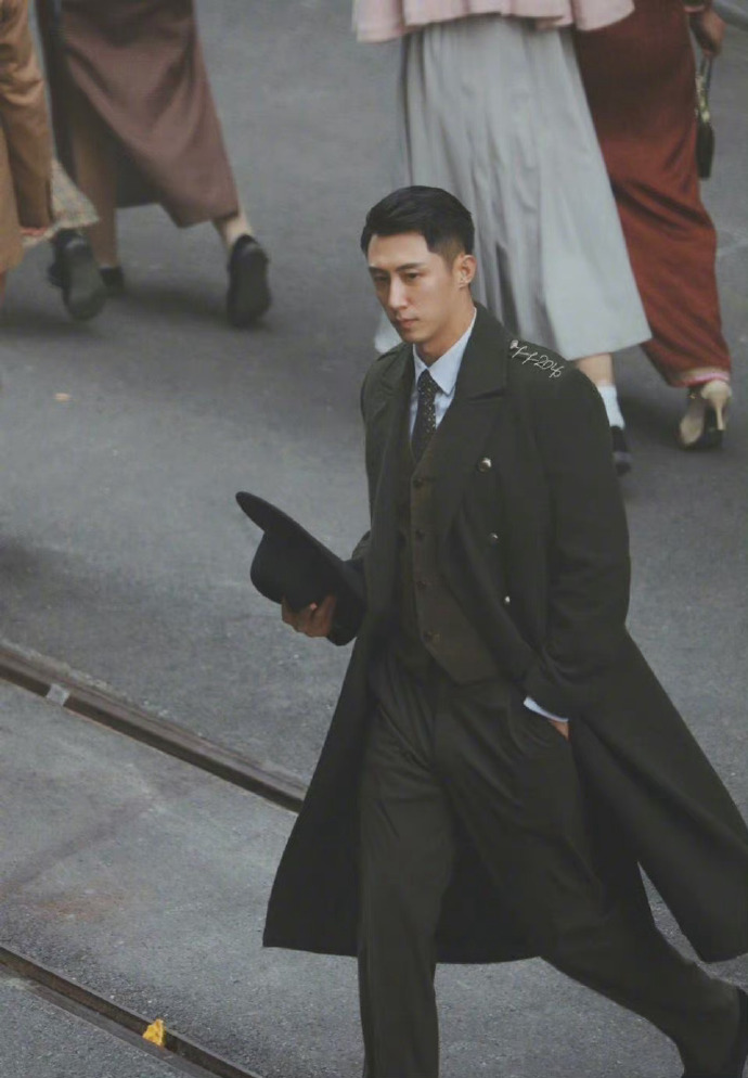 组图：黄景瑜新剧《孤战》新路透西装+大背头造型潇洒帅气