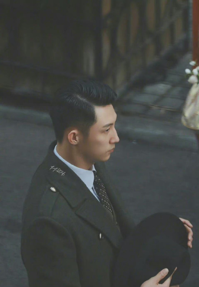 组图：黄景瑜新剧《孤战》新路透西装+大背头造型潇洒帅气