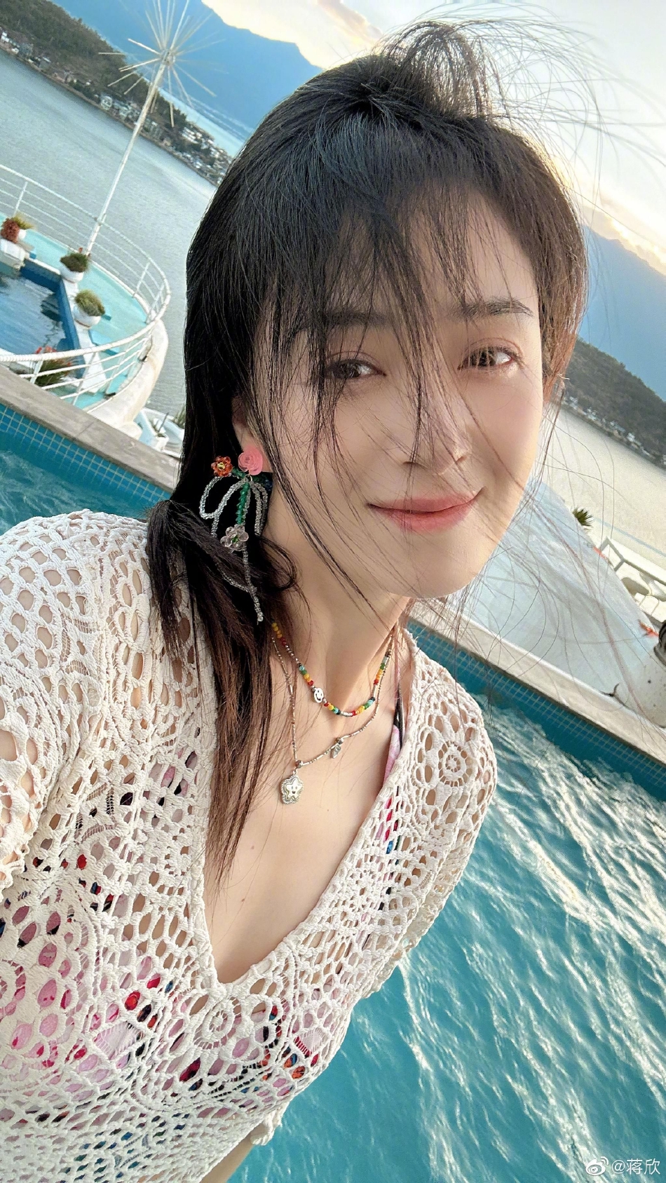 蒋欣分享云南度假照 皮肤白皙身材超好少女感十足-易天影视公司-服务