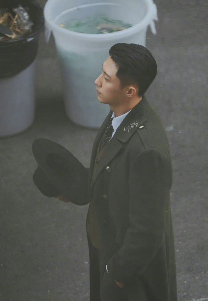 组图：黄景瑜新剧《孤战》新路透西装+大背头造型潇洒帅气