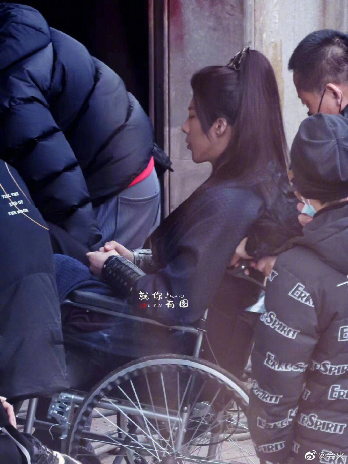 组图：刘宇宁《一念关山》片场路透 拄拐坐轮椅疑似受伤引担心