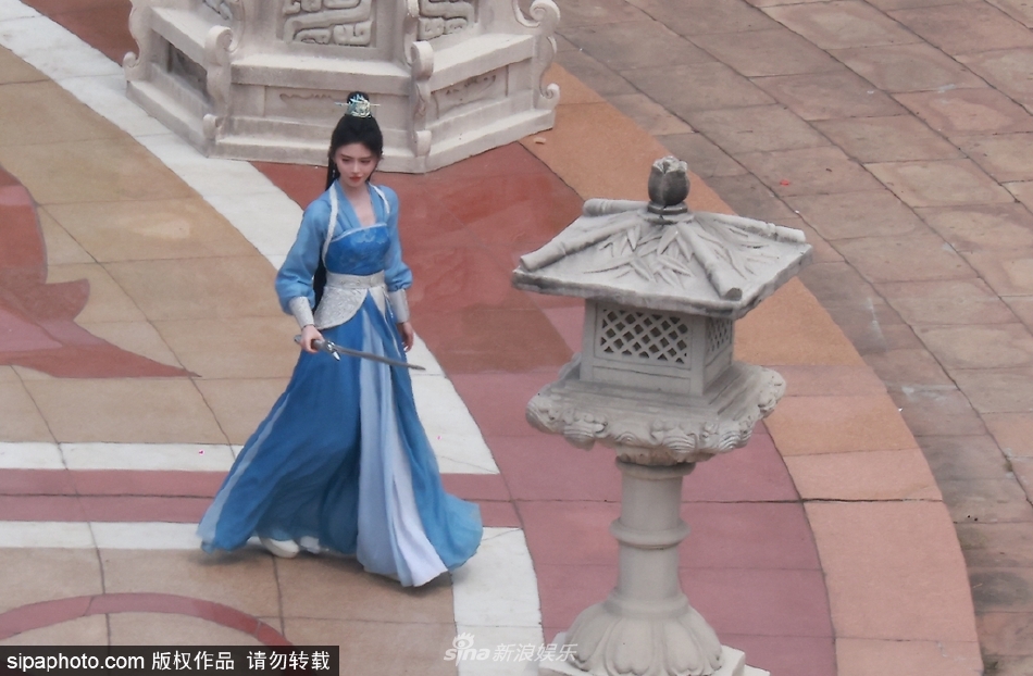 组图：鞠婧祎《仙剑奇侠传四》路透一袭蓝色古装仙气十足第4张图片