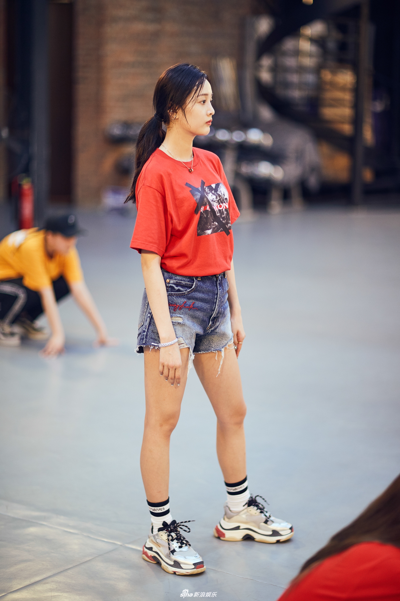 组图:跟访火箭少女!吴宣仪练舞满头大汗 霸气脱掉鞋子光脚练习
