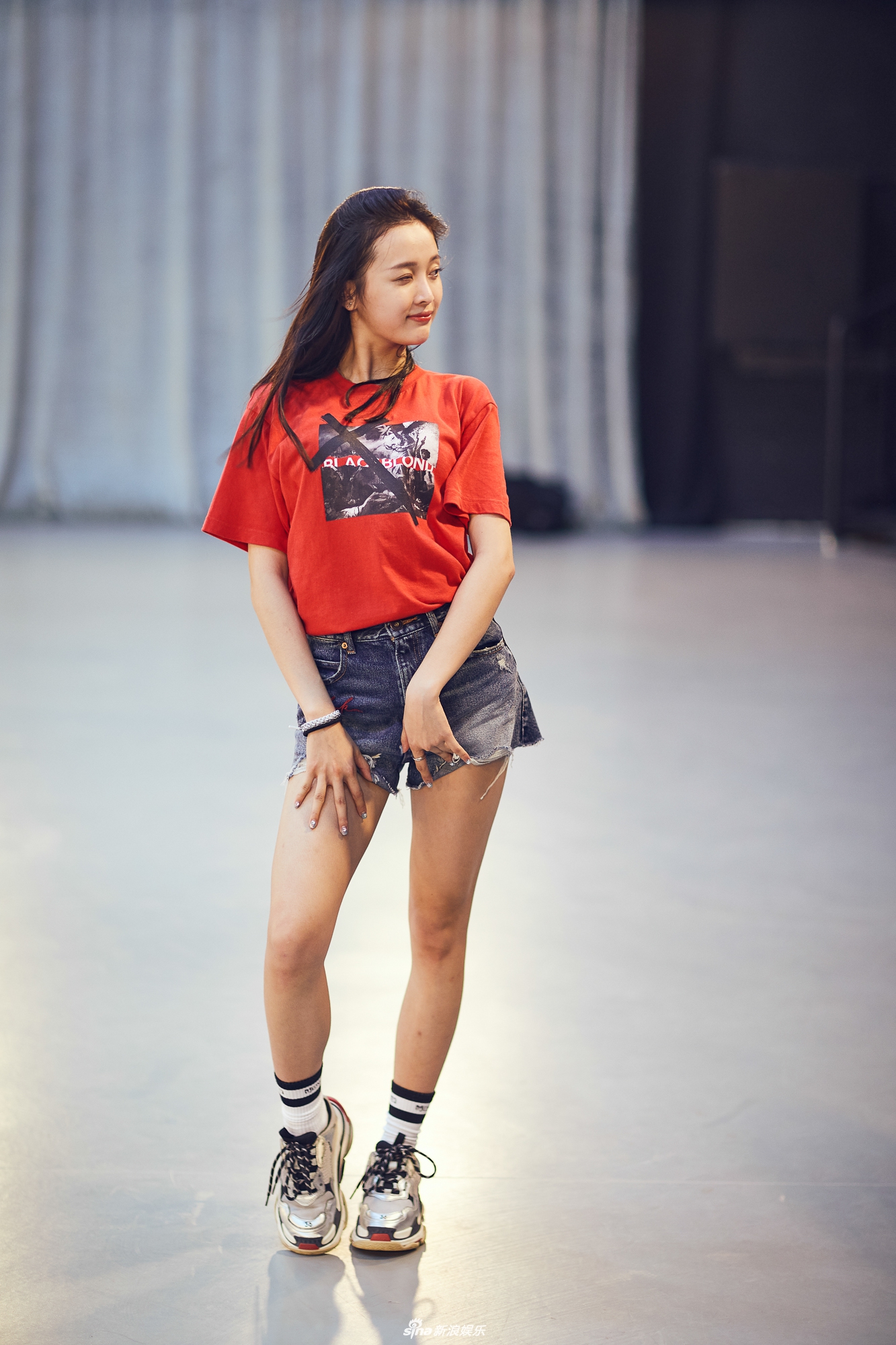 组图跟访火箭少女吴宣仪练舞满头大汗霸气脱掉鞋子光脚练习