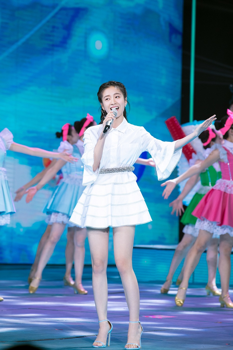 组图:张雪迎甜美亮相五四晚会 喜获优秀青年称号 _高清图集_新浪网