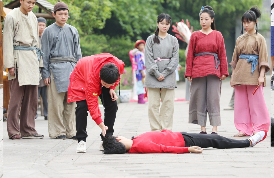 组图:王俊凯董子健穿越古代当街"碰瓷"群众冷漠脸_高清图集_新浪网