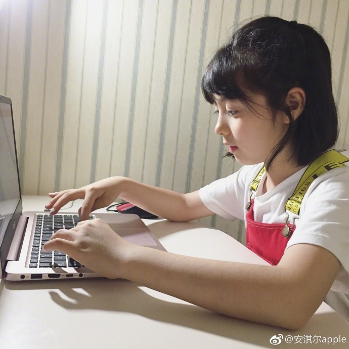 组图:《一年级》小苹果长成小萝莉 元气满满很美_高清图集_新浪网