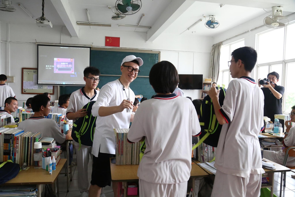 孙红雷与学生交流