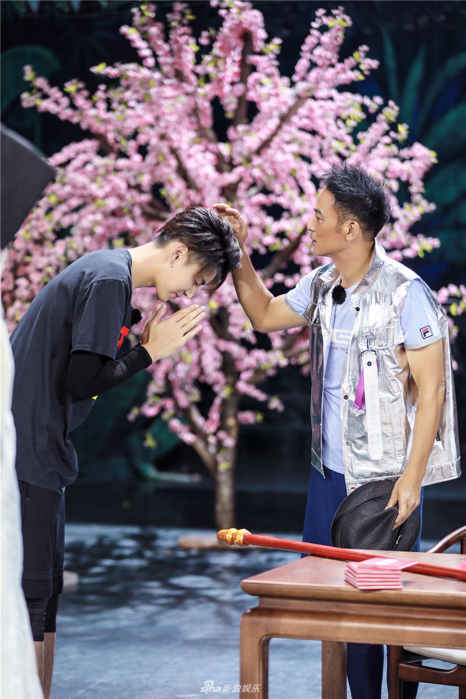 组图:吴亦凡吴磊《奇楼》上演心理战 "猪队友"赵丽颖被任务吓哭_高清