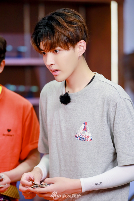 侧颜杀!吴亦凡呆萌可爱魅力满分