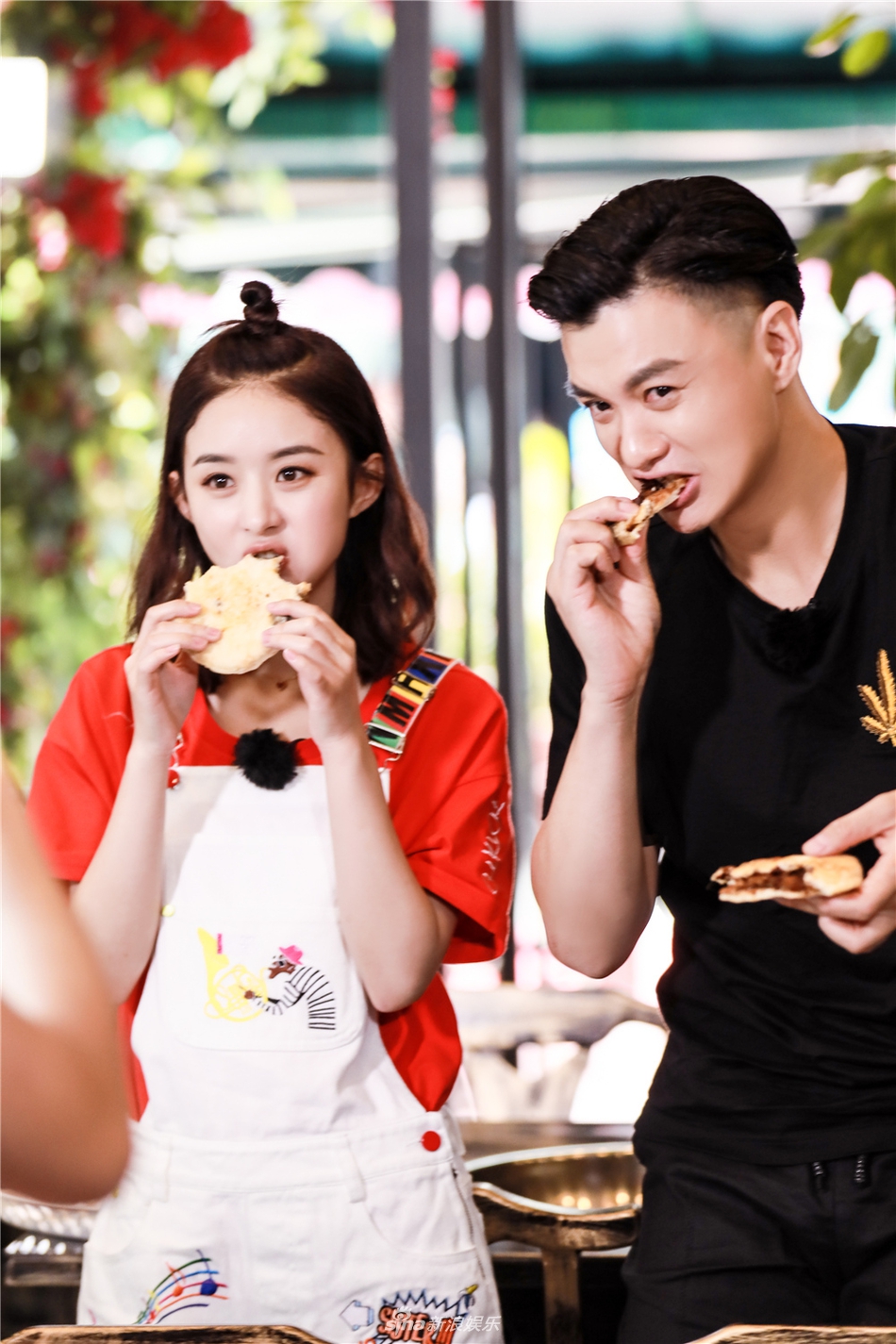 组图:吴亦凡再当编剧 与赵丽颖吴磊争夺《奇楼》"火锅传承人"_高清