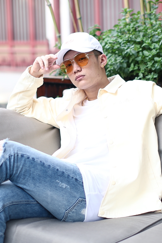 组图:pgone穿外套戴墨镜凹造型 嘻哈范儿十足