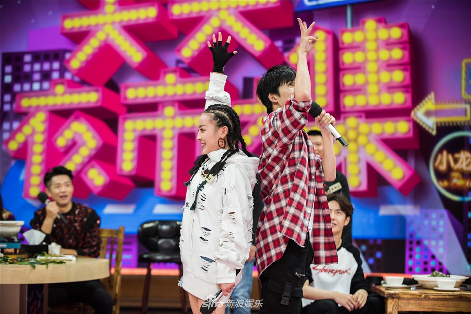 《天天》上演虾王之争 凤凰传奇嗨唱洗脑神曲|凤凰传奇|天天向上|小