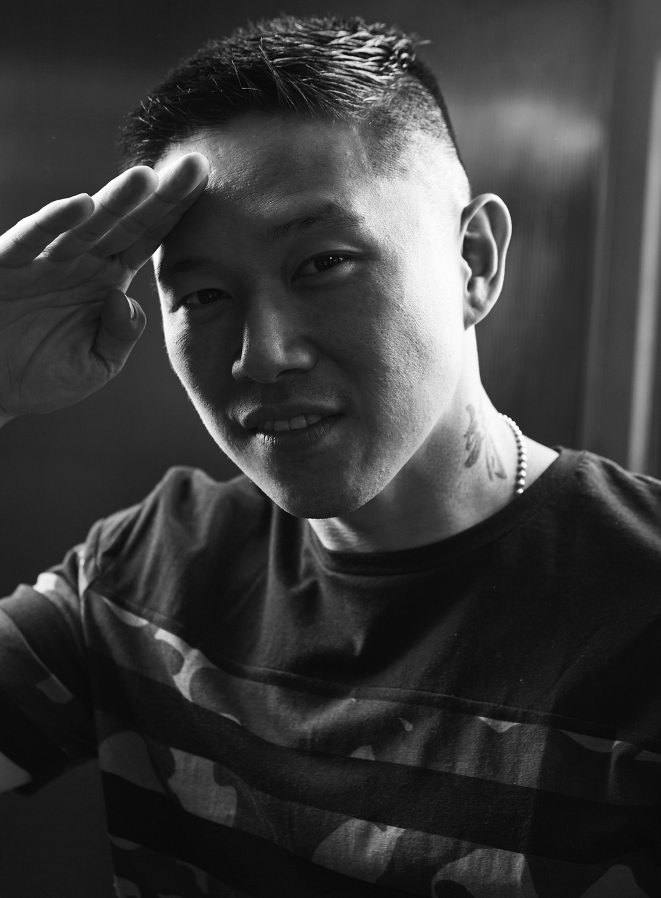 组图:欧阳靖摘掉面具 冷峻变接地气很peace_高清图集_新浪网