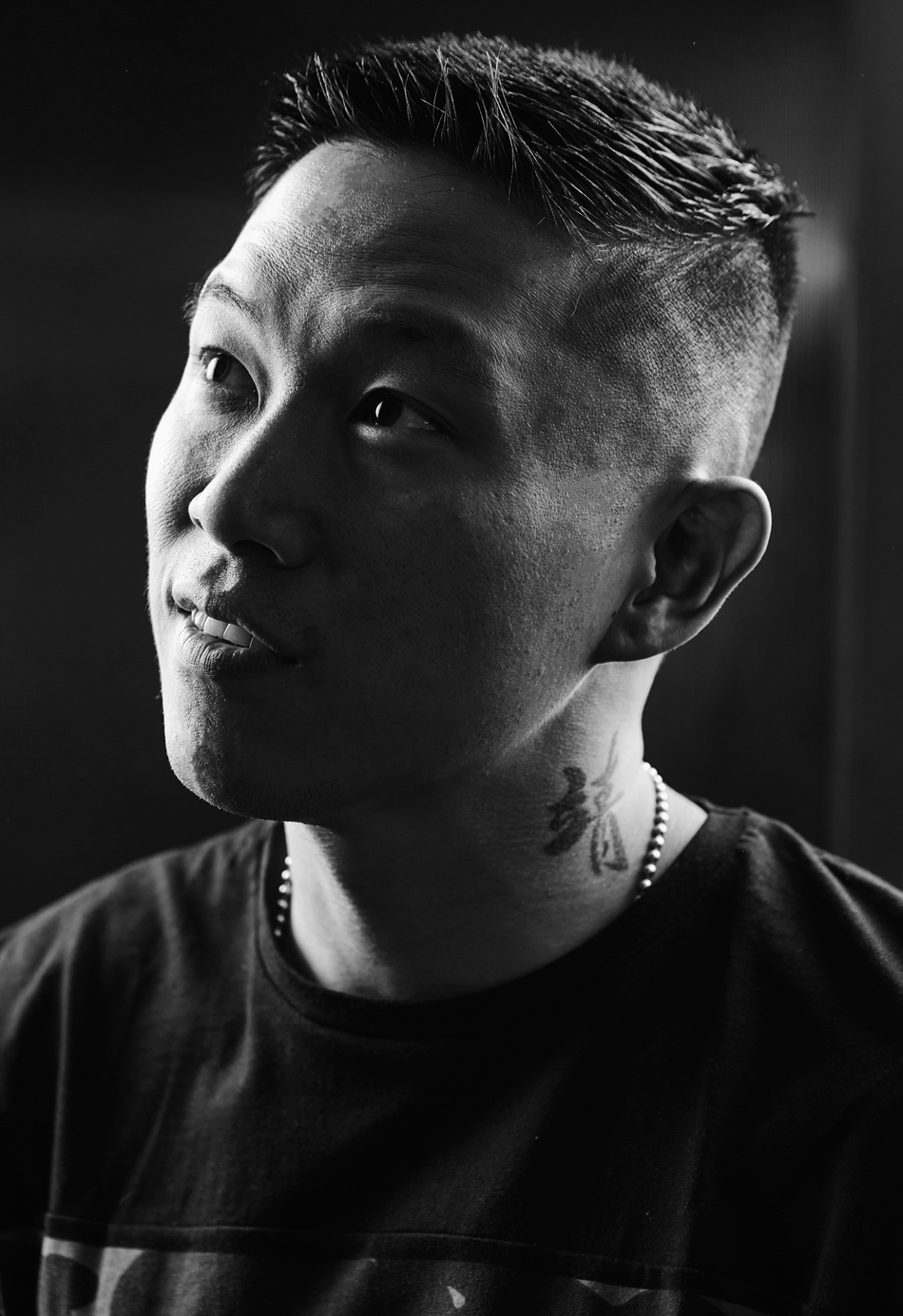 组图:欧阳靖摘掉面具 冷峻变接地气很peace