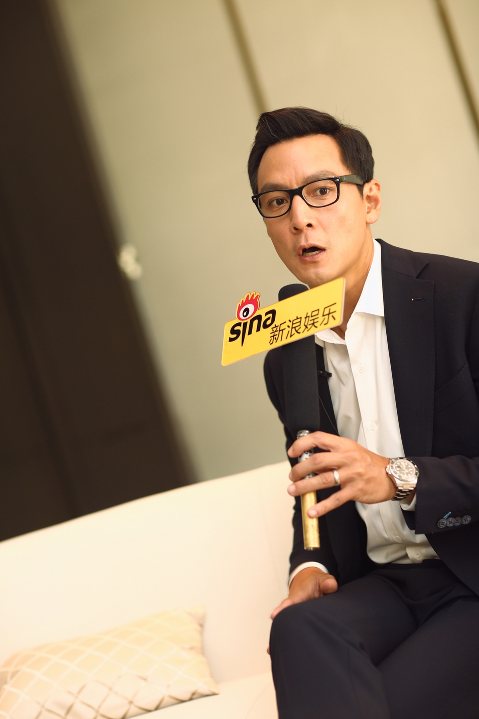 组图:该嫁的男人!吴彦祖戴眼镜儒雅 年龄渐长更显魅力