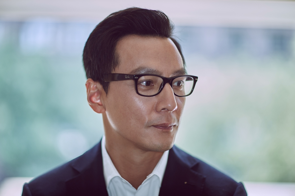 该嫁的男人!吴彦祖戴眼镜儒雅 年龄渐长更显魅力