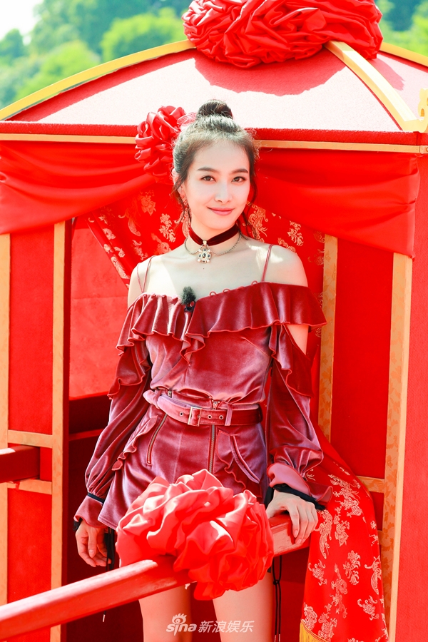 组图:《我们来了》宋茜身穿酒红色小礼服娇美可人 大长腿抢眼