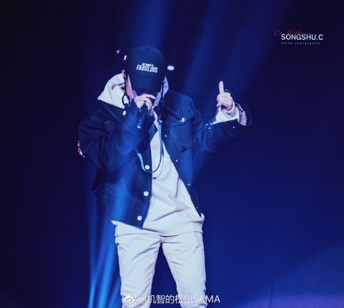 新浪娱乐讯 近日,pgone戴着黑色帽子,一身酷炫装扮亮相,动感有范,魅力