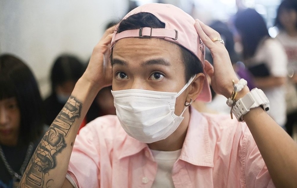 组图tt戴帽子口罩现身被虹桥一姐求合影