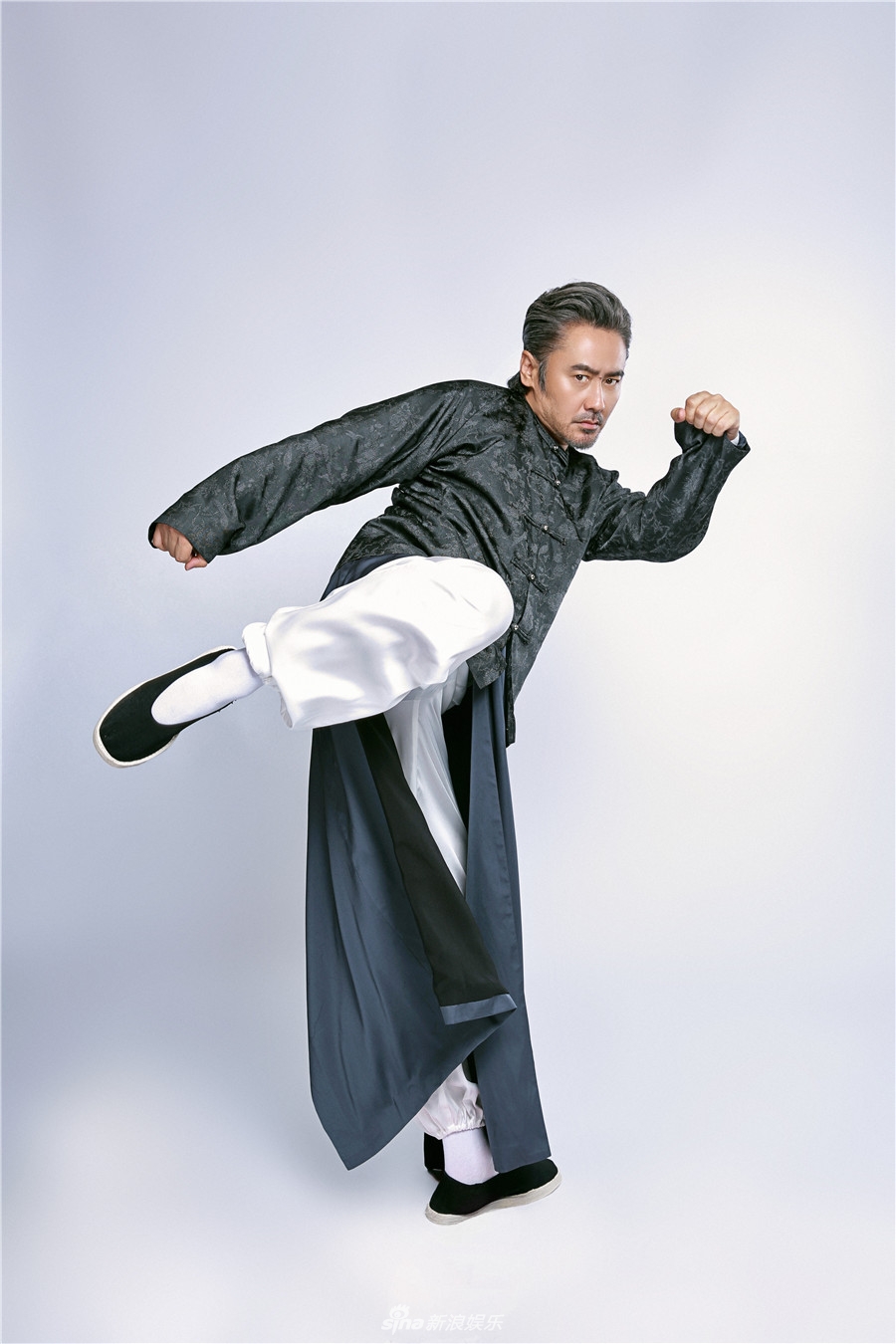 组图:有型!吴秀波化身武林高手 剑气箫心霸气十足