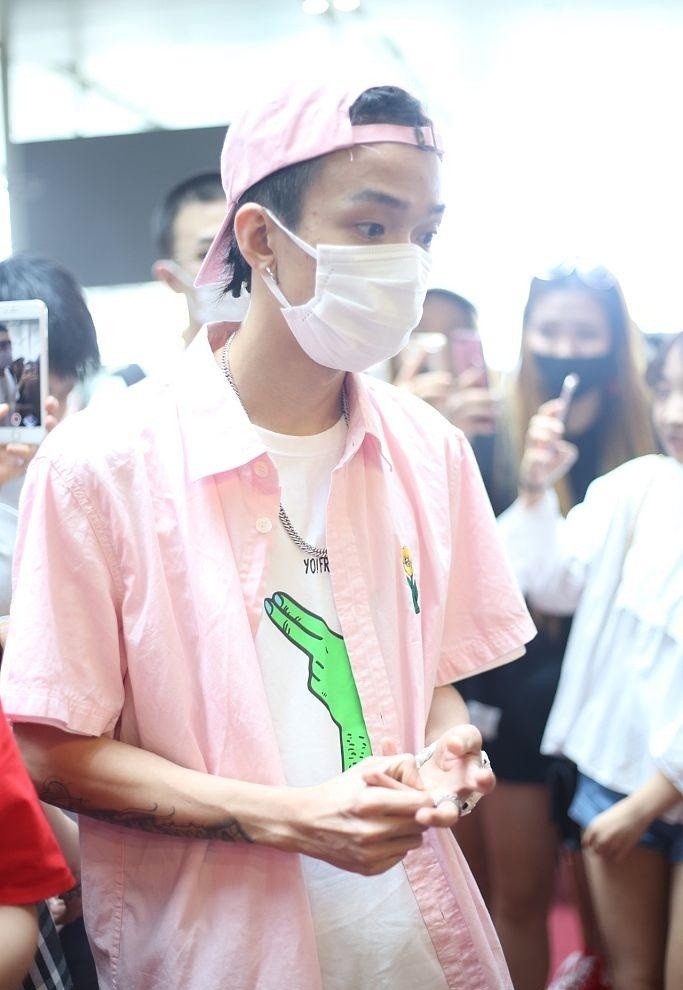 组图:tt戴帽子口罩现身 被虹桥一姐求合影