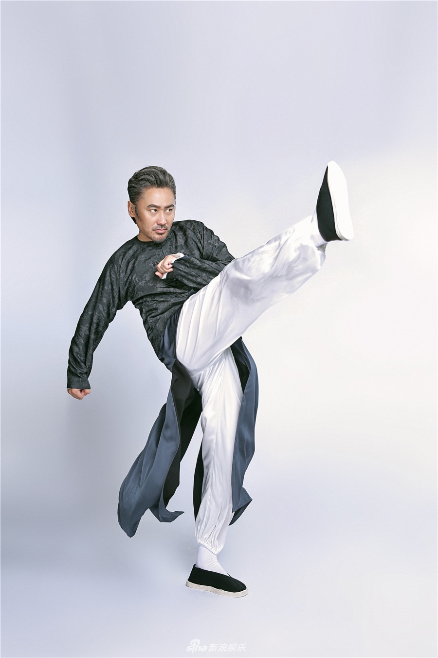 组图有型吴秀波化身武林高手剑气箫心霸气十足