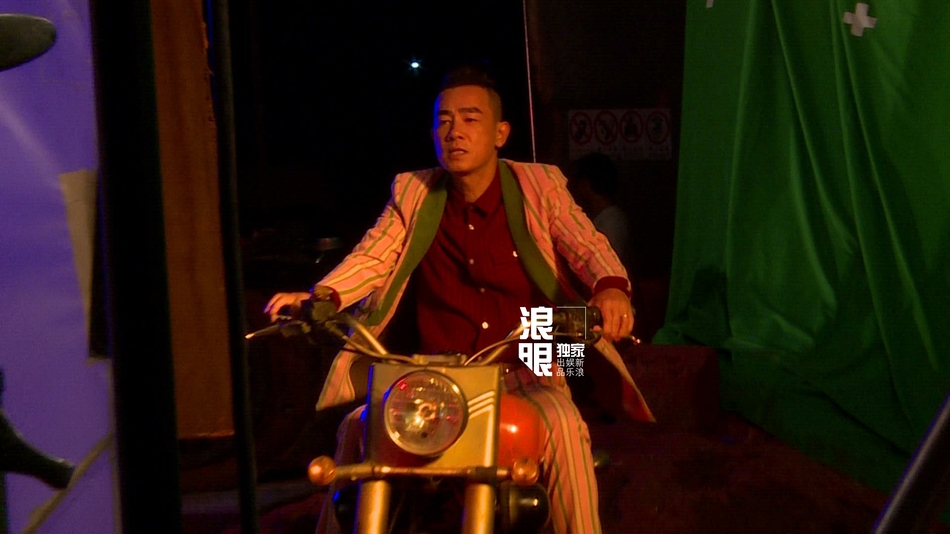 陈小春应采儿带儿子拍全家福