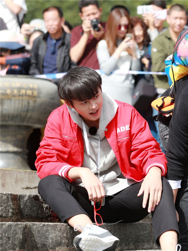 谢彬彬背潘玮柏爬40多层台阶 体力透支无奈惨叫