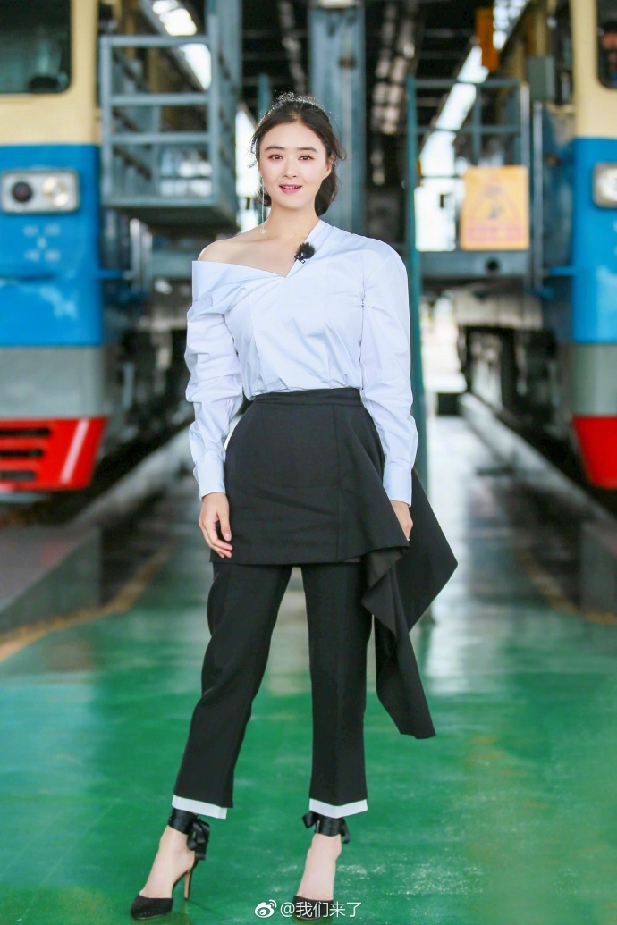 组图:哈尔滨低温下蒋欣仍穿露肩小礼服 冻得直搓手