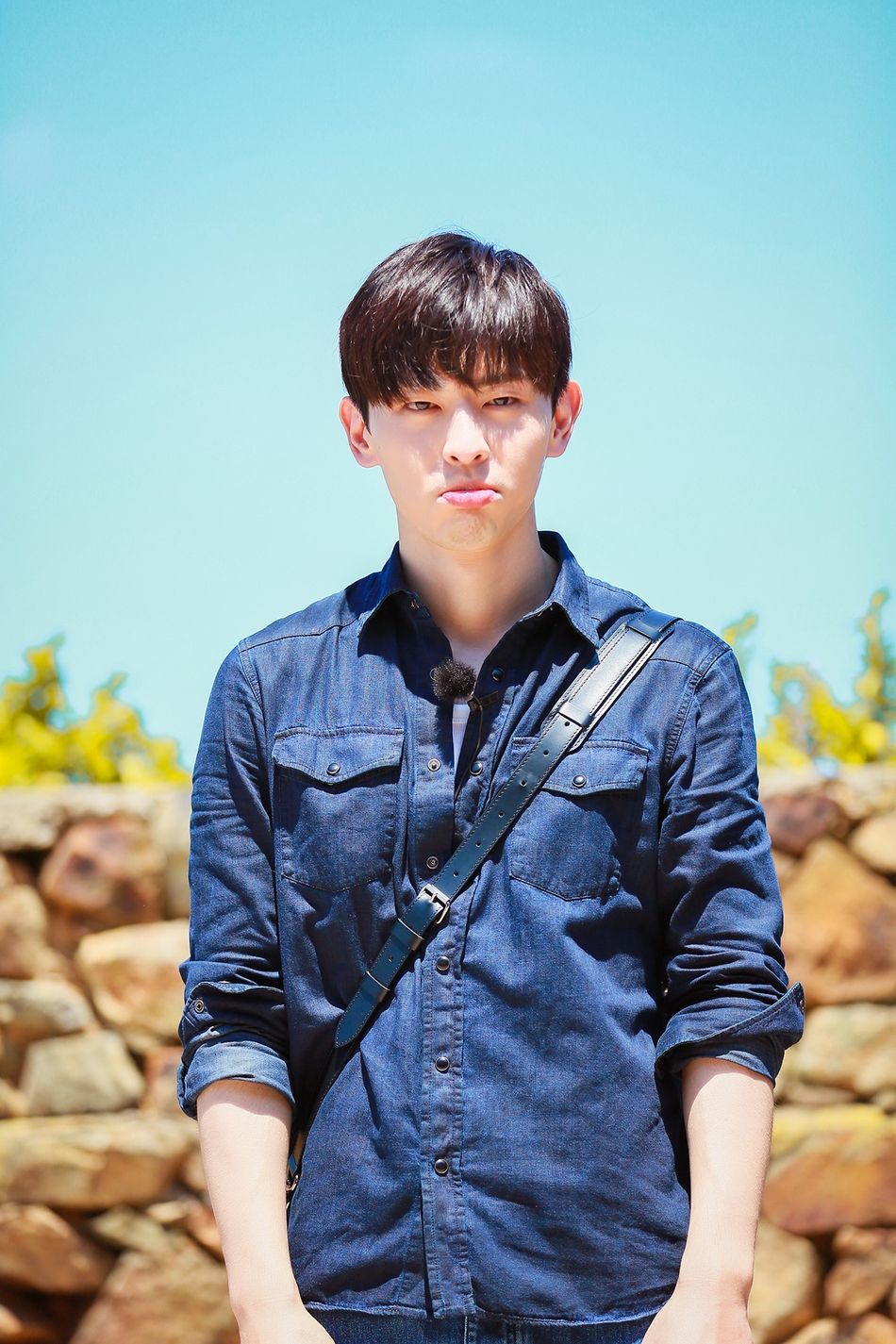 组图:邓伦首当实习奶爸 嘟嘴欲和宝宝比萌