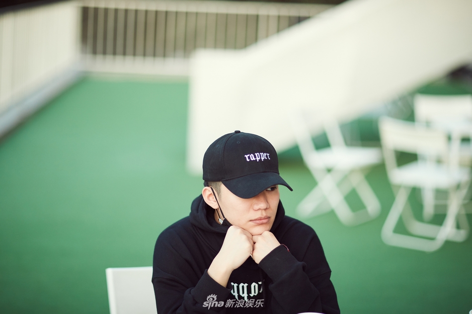 组图:风波中的pg one黑衣黑帽隐藏自己 摆其招牌动作_高清图集_新浪网