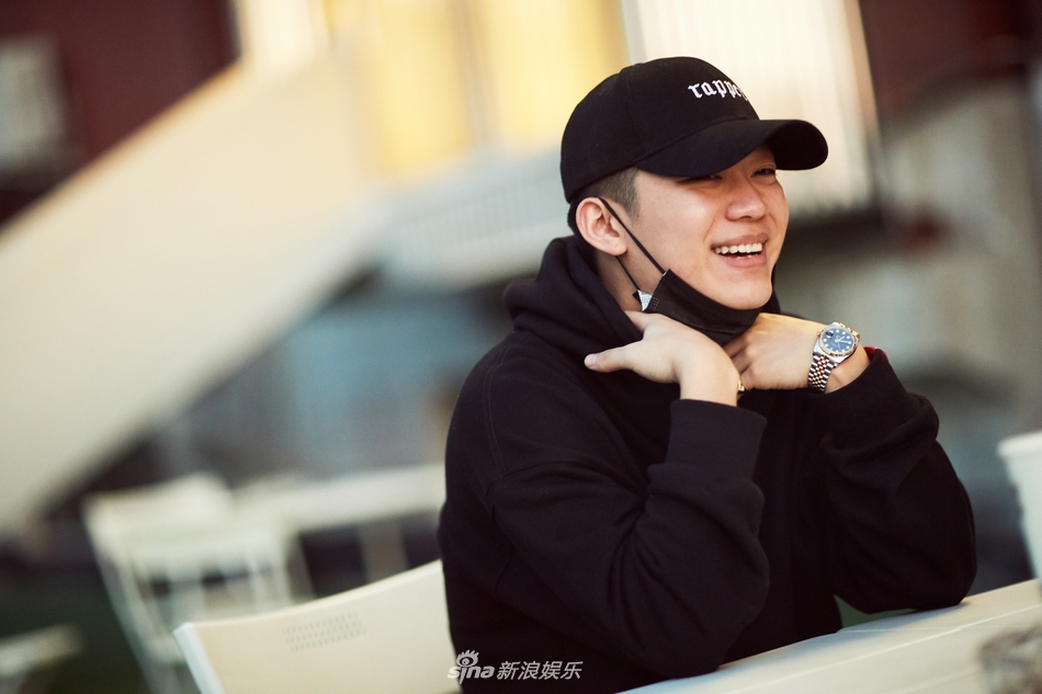 组图:风波中的pg one黑衣黑帽隐藏自己 摆其招牌动作